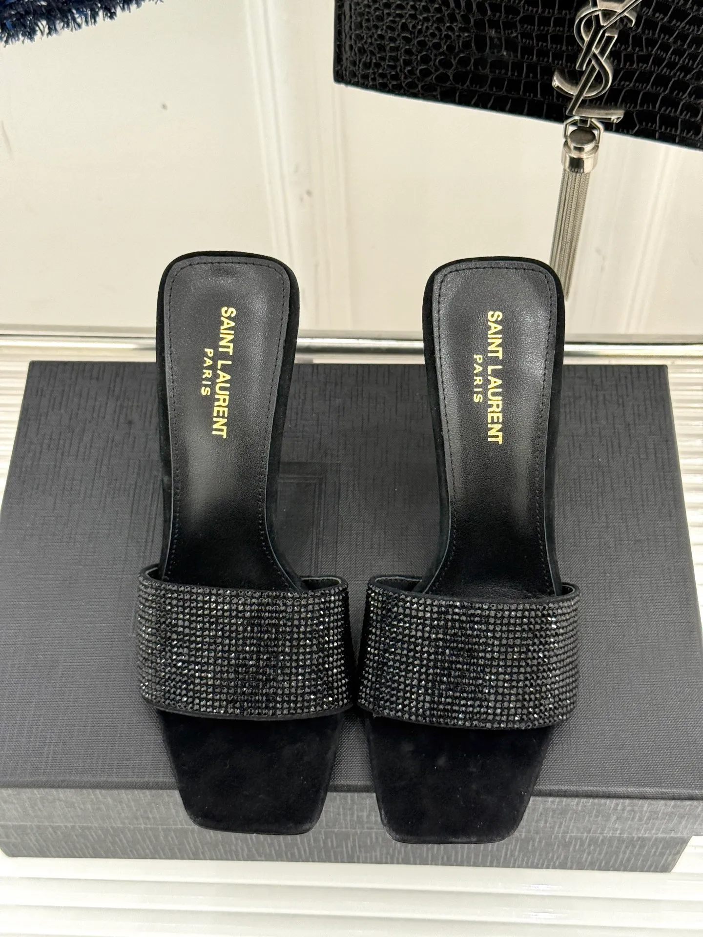 👟👟Ex-factory price 580👟👟Saint Lauren*YSL Saint Laurent classic spring and summer one-line rhinestone high-heeled slippers, rhinestone pearl heel high-heeled sandals, dazzling rhinestones, elegant age reduction, full of fairy princess atmosphere! The upper is made of original customized material, the inner pads are all grained sheepskin, and the outsole is imported genuine leather from Italy! Heel height: 10.5cm Size: 35-39 (34/40/41 customized)